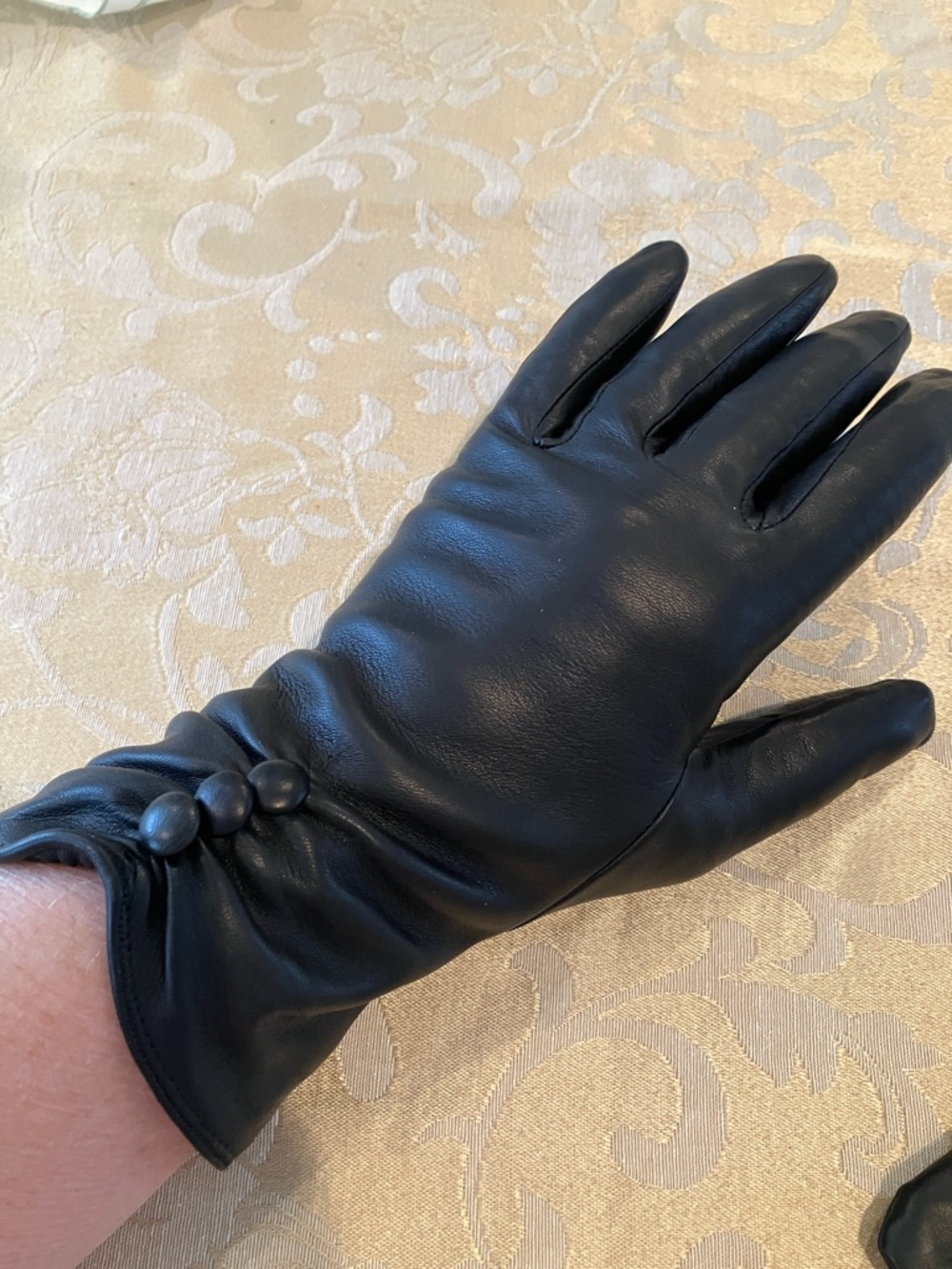 Daniel genuine leather gloves, button details, black? Medium